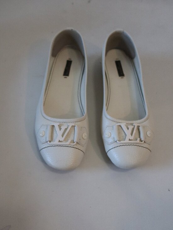 Louis Vuitton Shoes - Women Louis Vuitton Ivory Pebbled Leather Flats W/Metal LV Logo 38 EUR/US 8